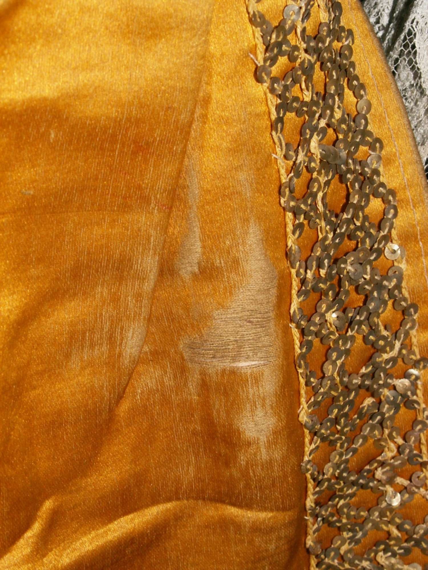 Particolare della manica destra prima del restauro